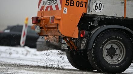 Eisiges Wetter: Stadtreinigung gibt kostenlos Splitt ab