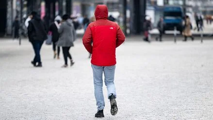 &bdquo;Nur draufstreuen w&uuml;rde das Problem nicht l&ouml;sen&ldquo;: BSR d&auml;mpft Erwartungen an Tausalz-Freigabe in Berlin