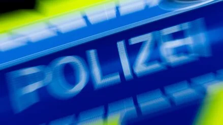 Unfall mit Fahrerflucht auf der A10: Auto &uuml;berschl&auml;gt sich auf Autobahn &ndash; Zwei Verletzte