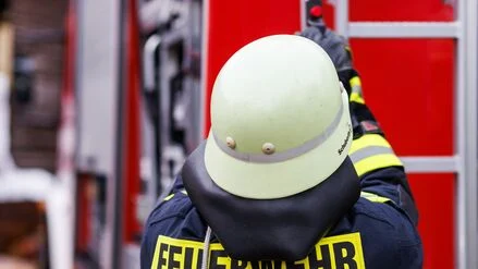 Wohnung in Mehrfamilienhaus brannte: Eine Person bei Feuer in Berlin-Wilhelmstadt schwer verletzt