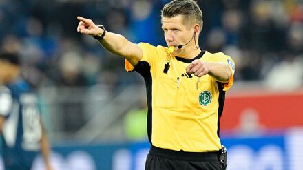 Bundesliga: Referee Ittrich r&auml;umt nach VAR-Diskussion Fehler ein