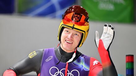 Olympische Winterspiele: Trotz steifem Hals: Langenhan rast zu Rodel-Gold