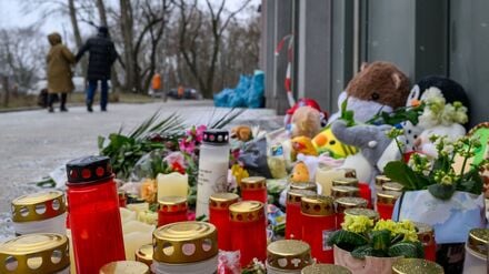 Kerzen und Blumen am Unfallort in Friedrichsfelde: Anteilnahme und Trauer nach Tod von Mutter und zwei Kindern bei Wohnhausbrand