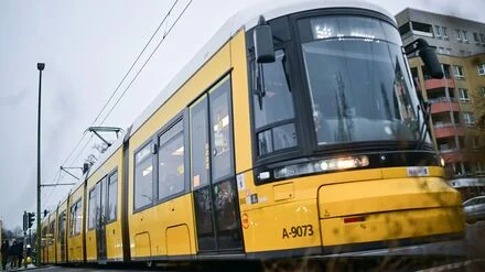 Auto kollidiert beim Abbiegen mit Stra&szlig;enbahn: Zwei Verletzte bei Tram-Unfall in Berlin