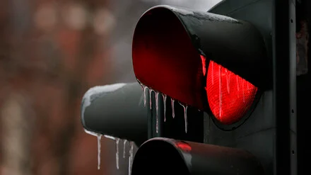 Er missachtete die rote Ampel: 82-J&auml;hriger f&auml;hrt Frau und Kind in Berlin an