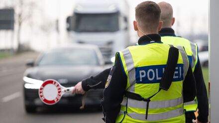 &bdquo;Weiterhin notwendig&ldquo; : Dobrindt verl&auml;ngert Grenzkontrollen bis mindestens September