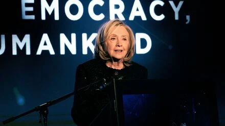 Ehemalige US-Au&szlig;enministerin in Berlin: Hillary Clinton warnt vor &bdquo;B&uuml;ndnis der Autokratie&ldquo;