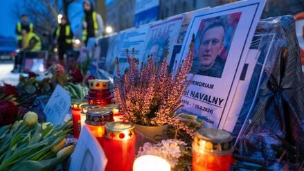 Dutzende versammeln sich vor russischer Botschaft: Gedenken an Kremlgegner Nawalny in Berlin