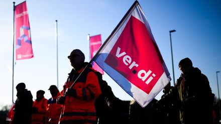 Tarifkonflikt: Verkehrsbehinderungen wegen Verdi-Streikwoche bei Autobahn