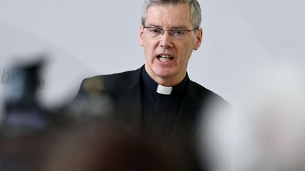 Heiner Wilmer f&uuml;hrt jetzt die Deutsche Bischofskonferenz : Mit Plattdeutsch und Papst-Kontakten