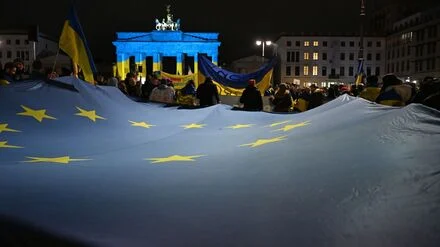 Jahrestag des Angriffs: Tausende in Berlin zeigen Solidarit&auml;t mit der Ukraine