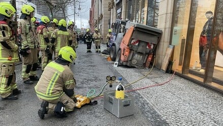 Schlo&szlig;stra&szlig;e in Steglitz gesperrt, U-Bahn unterbrochen: Kehrmaschine bricht auf Berliner Gehweg in Hohlraum ein
