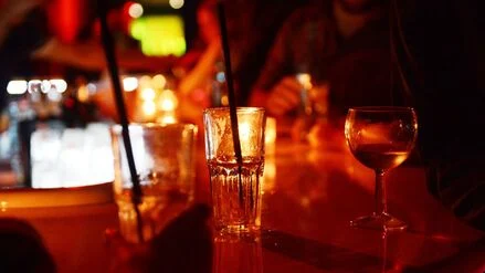 Von der App zum Alkohol?: Wie Instagram und Co. die Lust aufs Trinken ankurbeln