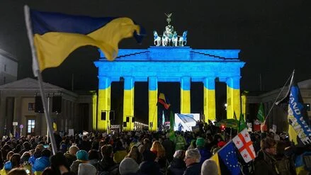 Vor dem Brandenburger Tor und Russlands Botschaft: Tausende protestieren in Berlin zum Jahrestag des &Uuml;berfalls auf die Ukraine