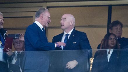 &bdquo;Er hat ein Fu&szlig;ballherz&ldquo;: Rummenigge lobt Fifa-Boss Infantino