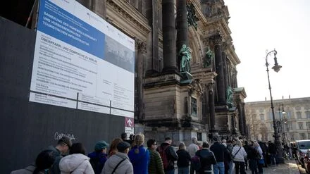 Berliner Dom: Wiederer&ouml;ffnung Hohenzollerngruft: Besucher stehen Schlange