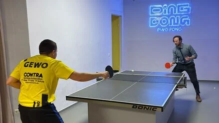 Ein Punkt, ein Gewinner, 1000 Euro: Berliner Ping-Pong-Club feiert &bdquo;Marty Supreme&ldquo; mit Ged&auml;chtnisturnier