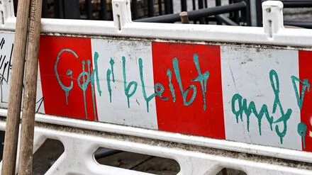 Einen Tag vor der ersten Nachtschlie&szlig;ung: Zugangstor am G&ouml;rlitzer Park in Kreuzberg besch&auml;digt