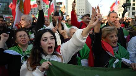 Demonstration in Berlin nach Angriffen im Iran: &bdquo;Wir danken Trump, wir danken Bibi Netanjahu&ldquo;