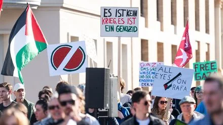 Protest: Demonstration gegen Krieg in Gaza in Potsdamer Innenstadt