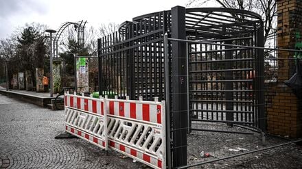 Park in Kreuzberg: Schaden an Tor am G&ouml;rlitzer Park &ndash; Staatsschutz pr&uuml;ft