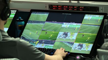 Mehr Macht f&uuml;r den VAR: K&uuml;nftig werden auch Zeitspiel, Ecken und Gelbe Karten &uuml;berpr&uuml;ft