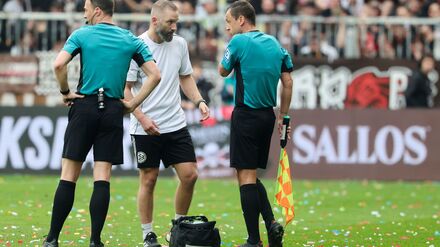 Fu&szlig;ball: Linienrichter verletzt: Rollentausch bei Bundesliga-Spiel