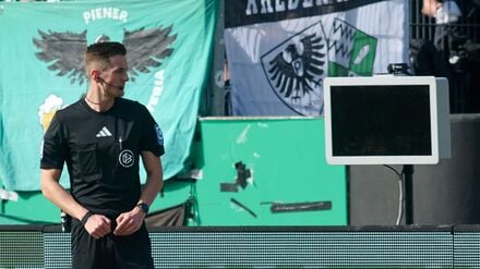 2. Fu&szlig;ball-Bundesliga: VAR-Sabotage durch Vermummten bei Hertha-Sieg in M&uuml;nster