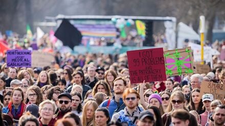 Solidarit&auml;t mit Iran und Kritik an deutscher Politik: Zehntausende demonstrieren an Frauentag in Berlin