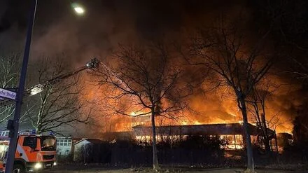 Br&auml;nde: Gro&szlig;brand im M&auml;rkischen Viertel - Lage &uuml;bersichtlich
