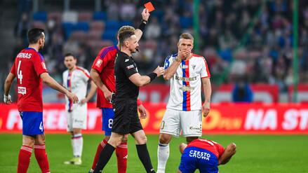 Er kam, sah und flog vom Platz: Lukas Podolski verwechselt Fu&szlig;ball mit Boxen