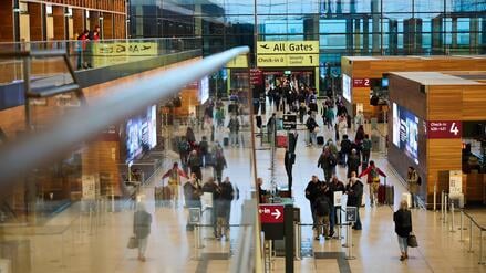 Viele Fl&uuml;ge nach Nahost gestoppt: BER b&uuml;&szlig;t durch Iran-Krieg 100.000 Passagiere pro Monat ein