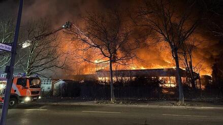 Gro&szlig;brand im M&auml;rkischen Viertel in Berlin: Ehemalige Kindertagesst&auml;tte in Flammen &ndash; Feuerwehrmann verletzt