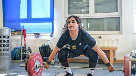 Vor EM-Deb&uuml;t f&uuml;r Deutschland: Nach Flucht aus Iran: Gewichtheberin tr&auml;umt und bangt