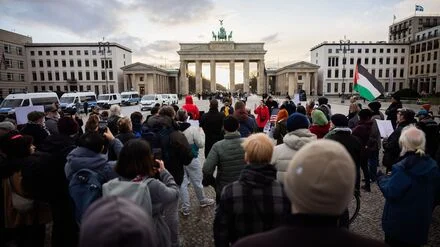 Protest gegen Krieg: Initiative &bdquo;Israelis for Peace&ldquo; demonstriert in Berlin gegen Krieg