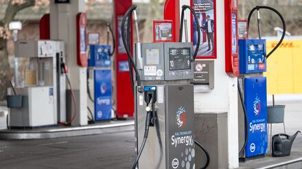 Energiekrise: Zapfs&auml;ulen-Streit: Koalition geht auf Konzerne los