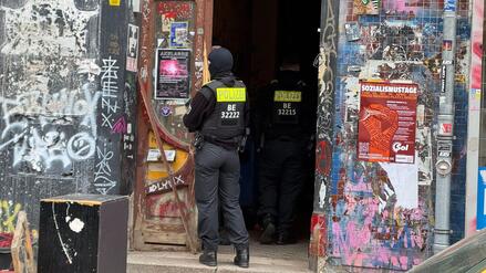 Razzia in der linksextremistischen Szene: Vier Verd&auml;chtige nach Brandanschlag im S&uuml;dosten Berlins ermittelt