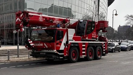 Pkw fiel aus zweitem Obergeschoss: Autofahrer nach Sturz von Berliner Parkhaus lebensgef&auml;hrlich verletzt