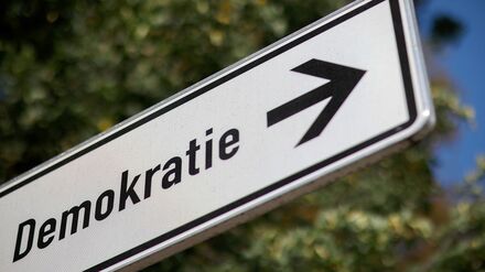 Zivilgesellschaft: &bdquo;Feindbild&ldquo; der Rechten: Report beklagt systematischen Druck