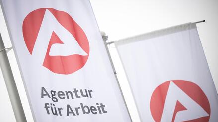 Im Jahresvergleich gestiegen: Zahl der Arbeitslosen sinkt im M&auml;rz um knapp 50.000