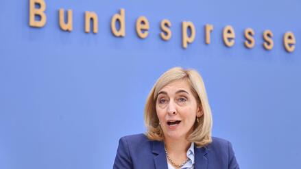 &bdquo;Nicht nur f&uuml;r das n&auml;chste Jahr denken&ldquo;: Warken will Krankenkassenbeitr&auml;ge bis 2030 stabil halten