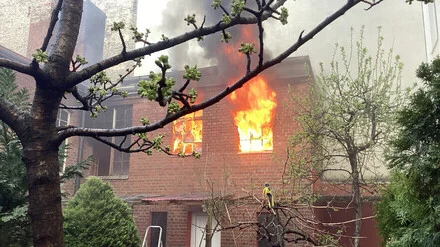 Person erleidet Rauchgasverletzungen: Feuerwehr l&ouml;scht Brand in Weddinger Remise