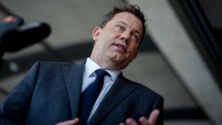 Hohe Spritpreise im Fokus: Klingbeil l&auml;dt Wirtschaft und Gewerkschaften zum Krisengipfel