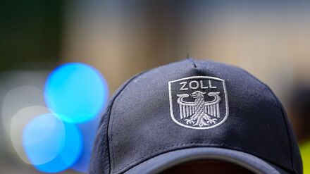 Durchsuchung in Shisha-Shop in Berlin: Zoll beschlagnahmt illegale Tabakprodukte und Cannabis