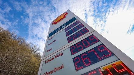 &bdquo;Wird geraume Zeit dauern&ldquo;: Regierung d&auml;mpft Hoffnung auf bald sinkende Spritpreise&nbsp;&ndash; auch Reeder zur&uuml;ckhaltend