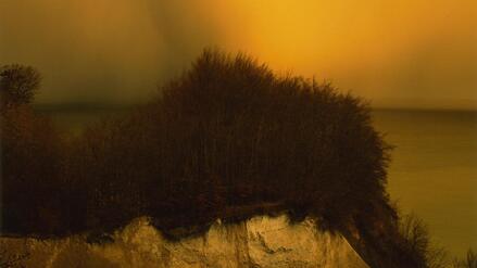 Blasse Sonne, kalter Mond: Fotos von Arno Schidlowski in der Alfred Ehrhardt Stiftung