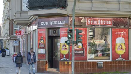 Messerattacke vor Berliner Eckkneipe &bdquo;Zur Quelle&ldquo;: 30-J&auml;hriger will schlichten&nbsp;&ndash; und wird lebensgef&auml;hrlich verletzt