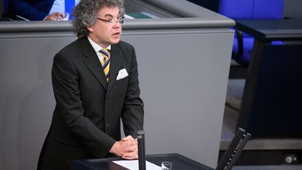 Justiz: Hitlergru&szlig; im Bundestag? AfD-Abgeordneter muss vor Gericht