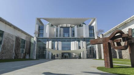 40-j&auml;hriger Begleiter filmte die Aktion: Senior &uuml;bergie&szlig;t Fassade von Bundeskanzleramt in Berlin mit roter Farbe