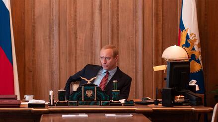 Der Magier im Kreml: Was macht Jude Law auf Putins Thron?